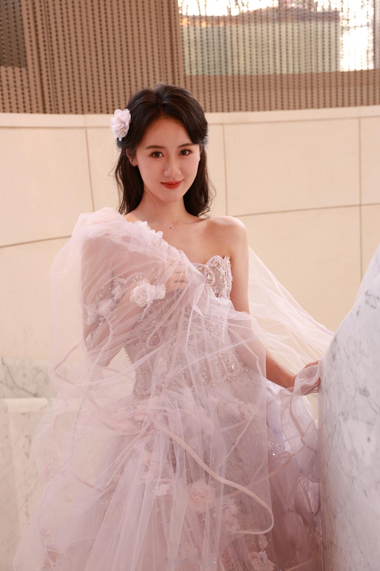 袁冰妍晒照，这看着还以为是新娘结婚了呢，还是那么美啊