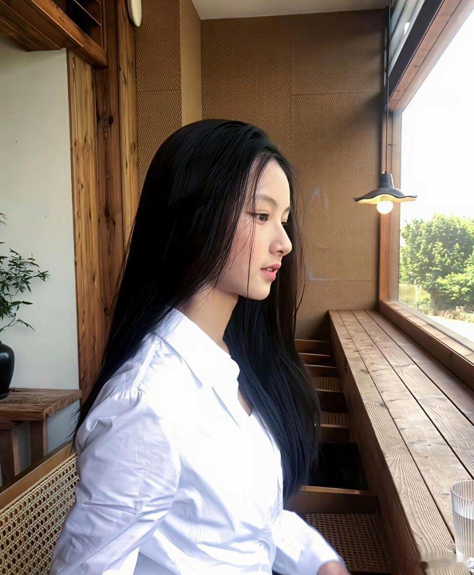 纯靠脸杀进娱乐圈，七七这颜值是真能打。 