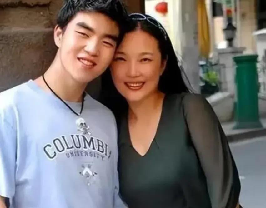 1988年，武汉一位女教师，婚后不久怀孕了。然而，孩子出生后，丈夫看了一眼，竟然