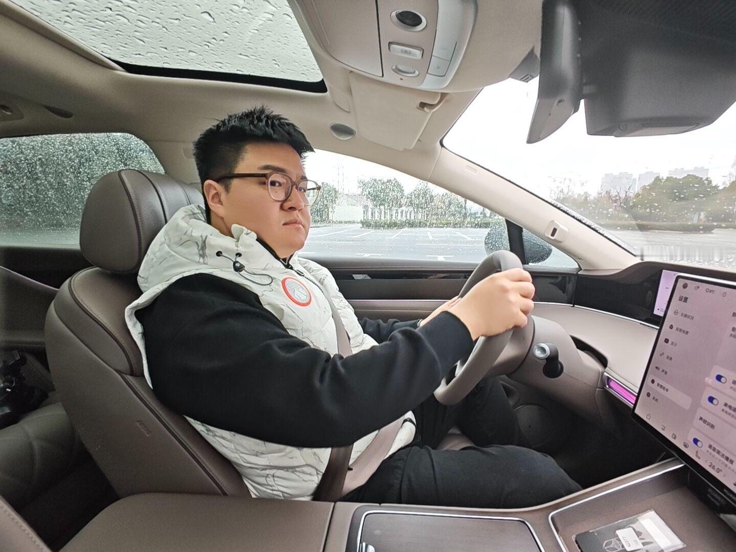 我拥有过宝马5系，也拥有过7系还是12缸的版本，所以这不是情绪发言。但我现在越来