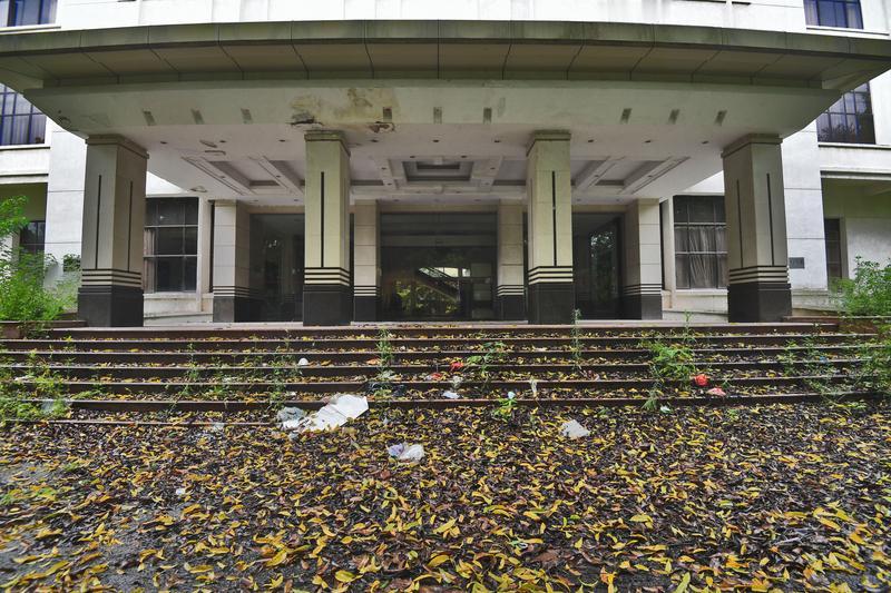 老公的乡下侄儿，去年来城里开饭店，找我们借了 10 万块钱。

今天他拎着俩羊腿