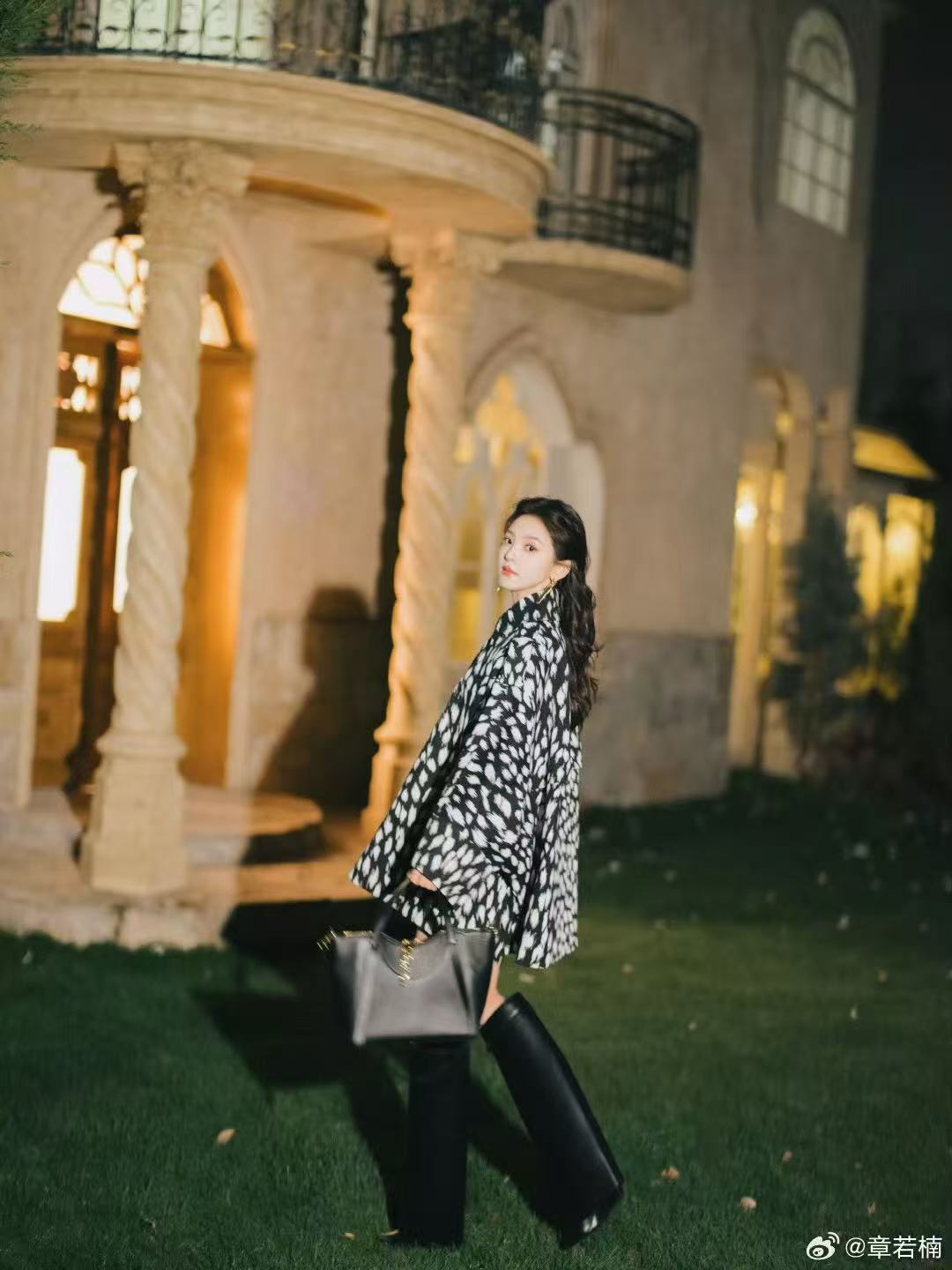 章若楠出发参加巴黎时装周章若楠出发巴黎时装周晒照 章若楠出发参加巴黎时装周啦！这