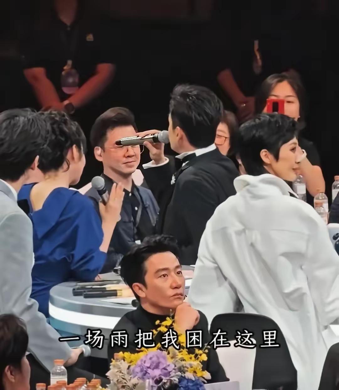 人群中最安静的却是黄轩。
