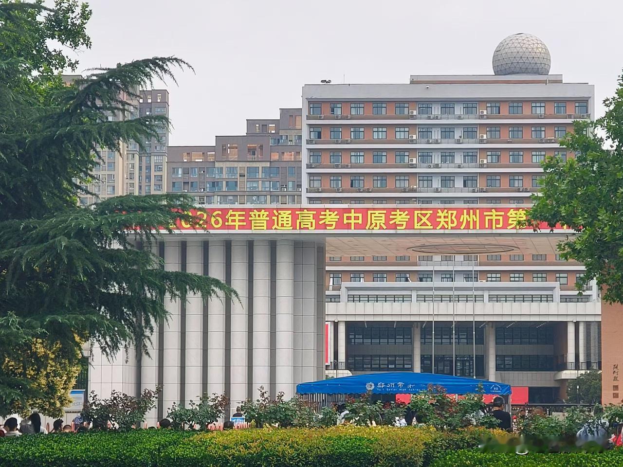 今天是大考开考第一天，天随人愿，热了一阵子的老天也像是要为这些莘莘学子们助把力，