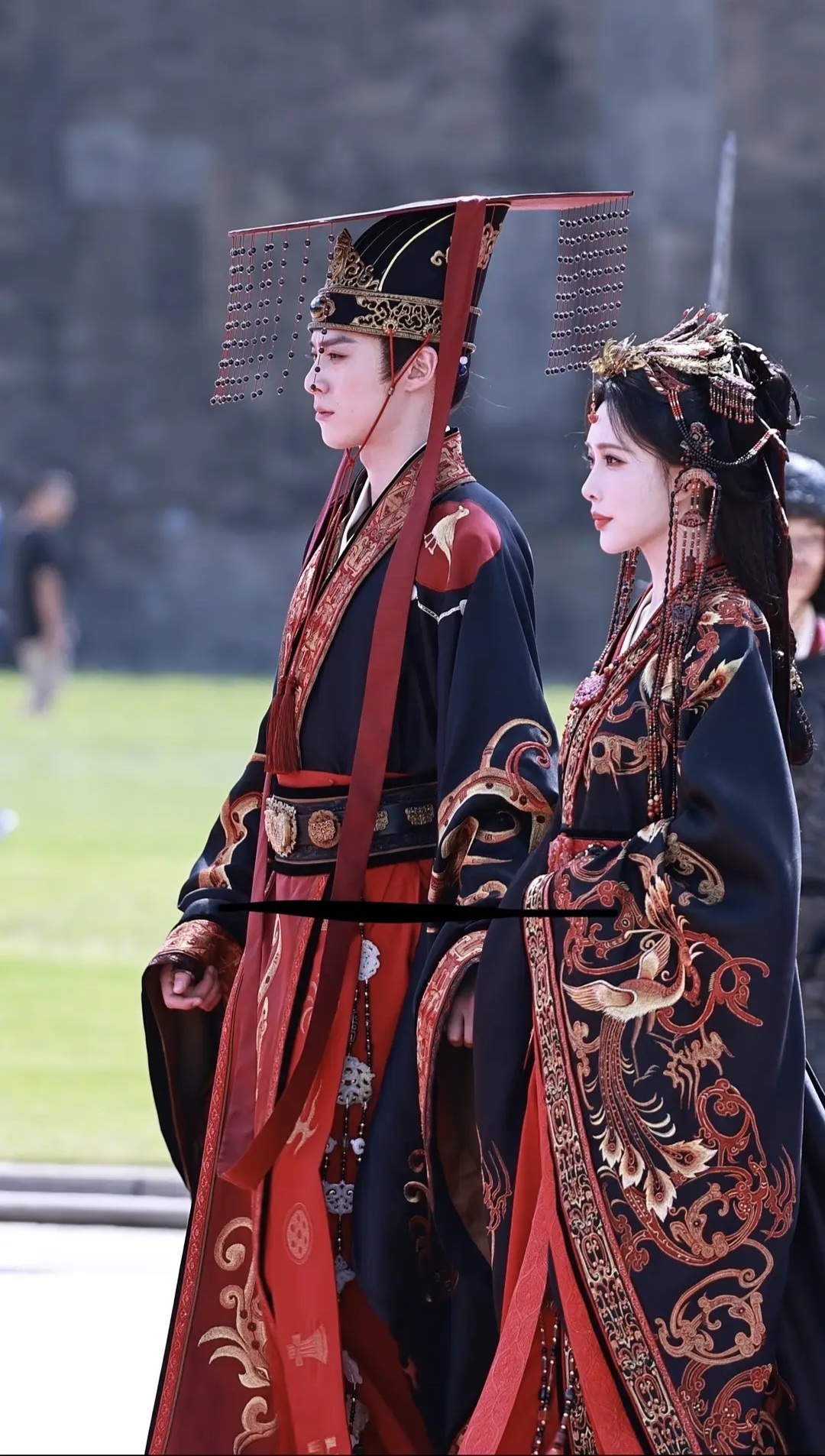 王鹤棣孟子义帝后登基路透《将门独后》帝后路透来了，势均力敌cp感，两个人气场都好