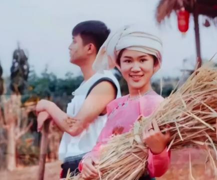 1974年，20岁的杨俊被马蜂蛰了眼睛，于是他便找到傣族大姐借了奶水涂眼睛。
