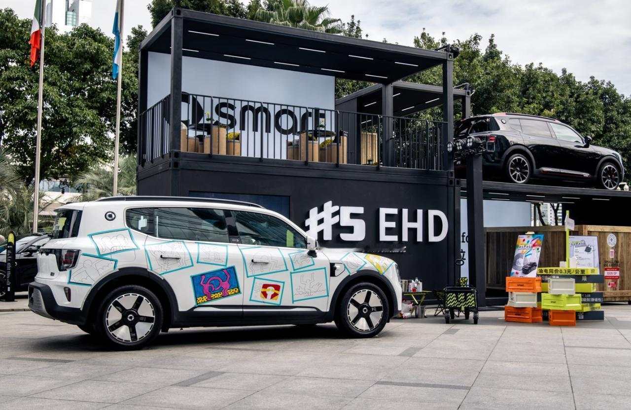 广州车展期间，smart复刻慕尼黑车展同款open space展台，在广州天河广