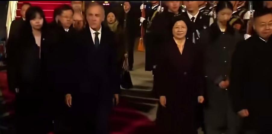 西方各国争先恐后访华，诸如英国、加拿大、澳大利亚、新西兰这些我们口中的“五眼联盟