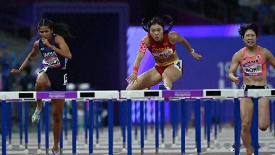 吴艳妮，亚运女子100米跨栏铜牌，至少目前依然是是国内第一人！
杭州亚运会因为抢