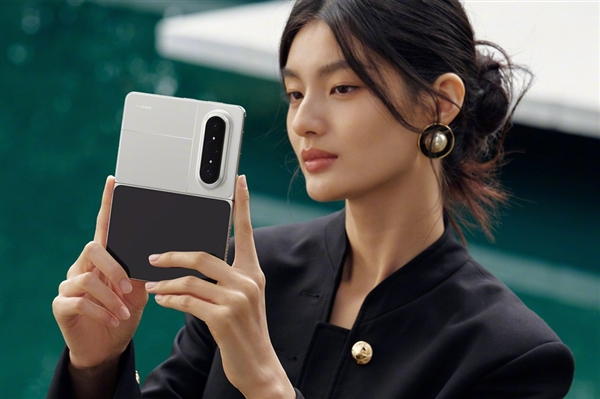 【华为首创阔折叠 苹果安卓火速跟进：定价集体破万】华为率先推出了独特的阔折叠手机