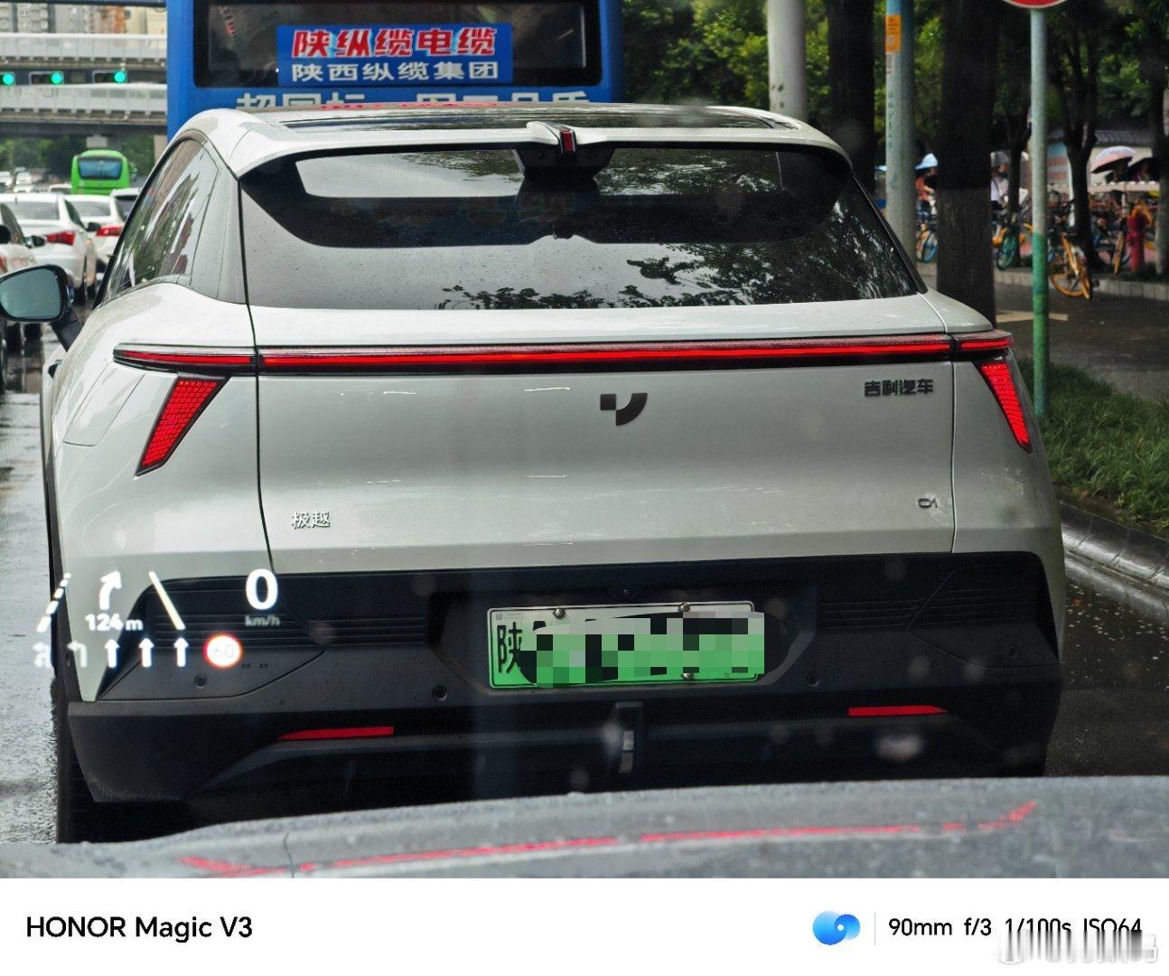 之前在店里静态体验过极越01，这是第一次在路上遇见，吉利汽车和百度联合打造的一款