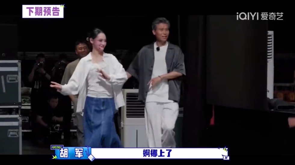 不管谁来了都得给陈主任学唱戏 ！ 