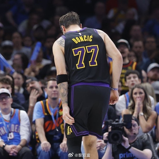 湖人宣布卢卡左大腿筋二级拉伤，无限期缺阵，至少常规赛是无法再打了。 