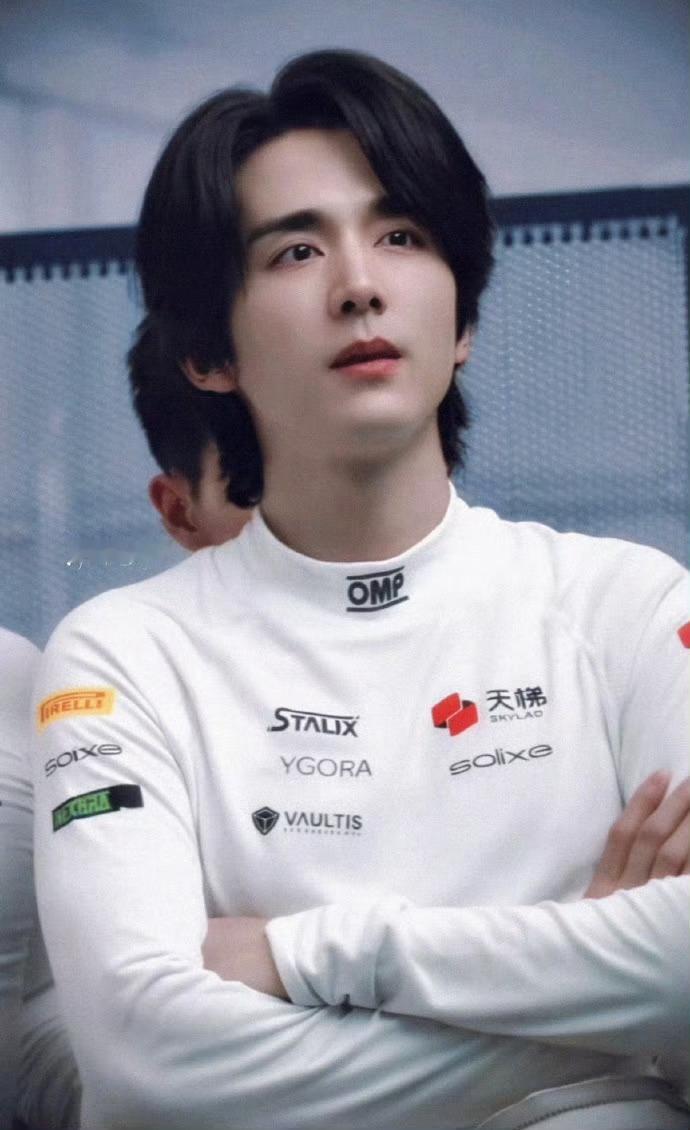 看张新成穿紧身衣嘴角比AK难压 这造型是真实存在的帅气吗？紧身赛车服完美展现流畅