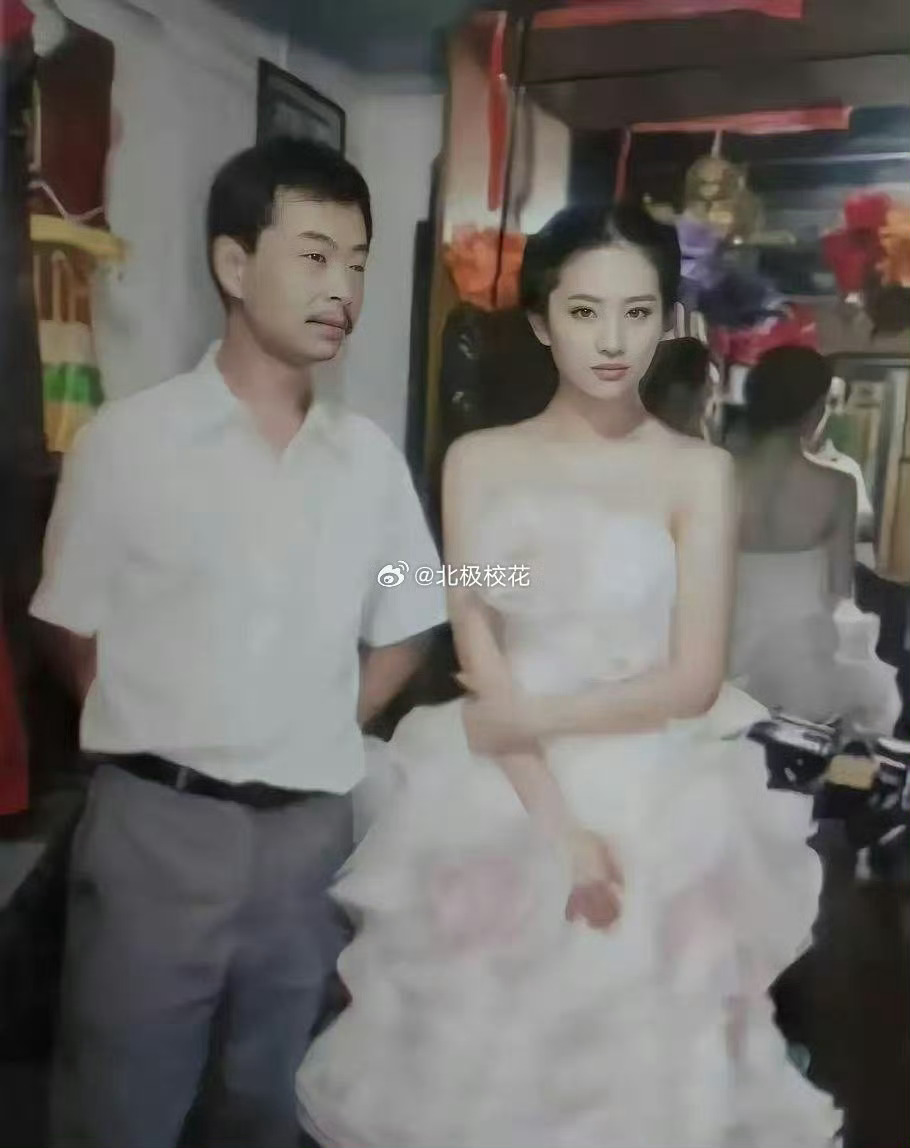 影楼老板怕是做梦都想不到，当年在他那儿拍照片的小丫头，多年后居然成了顶级偶像！ 