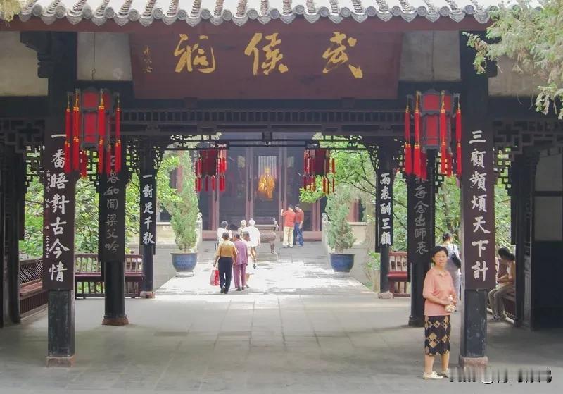 刘表真的照顾诸葛亮吗?刘表怎么照顾诸葛亮呢？在他的地盘，刘表一直不知道卧龙，此其