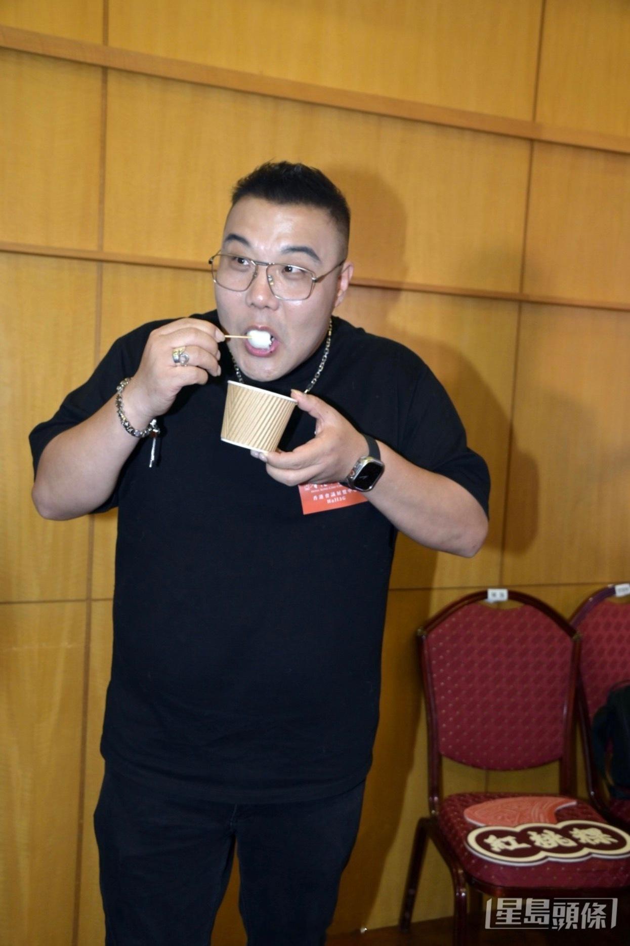馬德鐘帶百年紅桃粿模具憶母親傳承潮州情 考慮家鄉開騷相隔20多年計劃再出歌今日馬