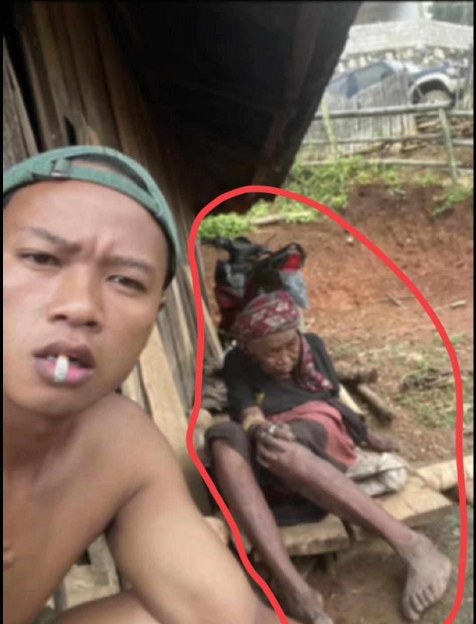 男人口中是2块钱一包的香烟，他皱着眉头和奶奶拍了一张照片！他身边的奶奶，不知道多