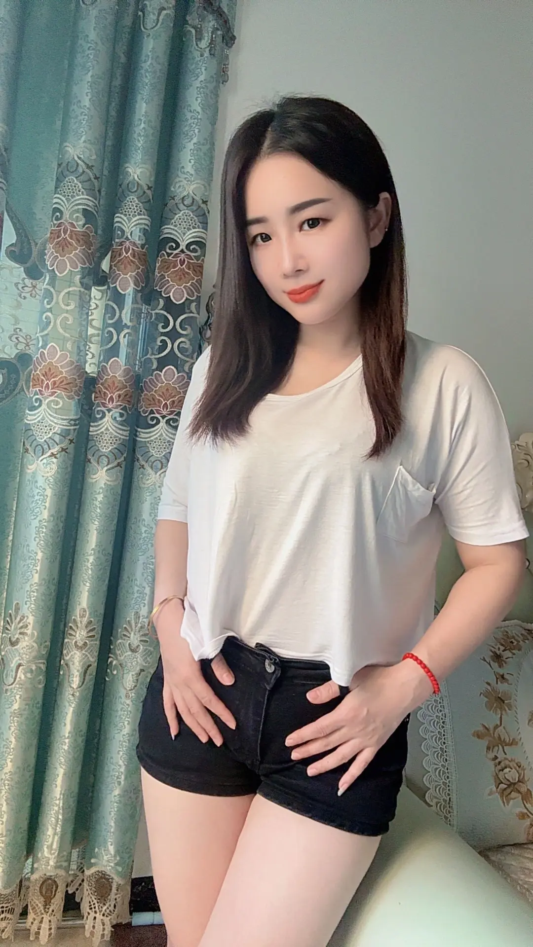 挣钱很苦吧，我告诉你，不挣钱才苦，花别人的钱更苦，哭着求别人的时候更苦...