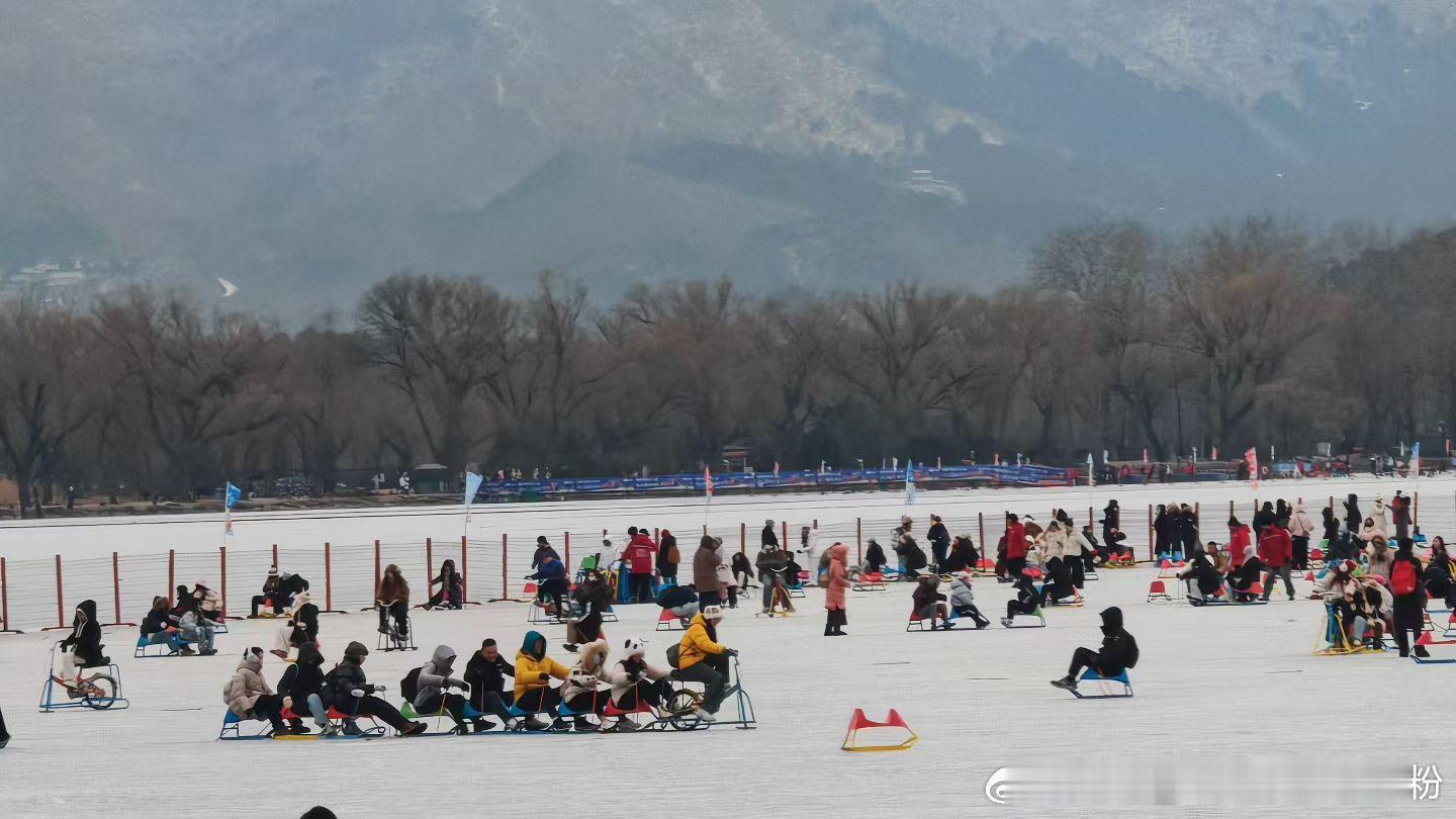 北京初雪来了 小时候溜冰回忆记得早起上学那会儿，棉鞋踩在冻得梆硬的土路上咯吱咯吱