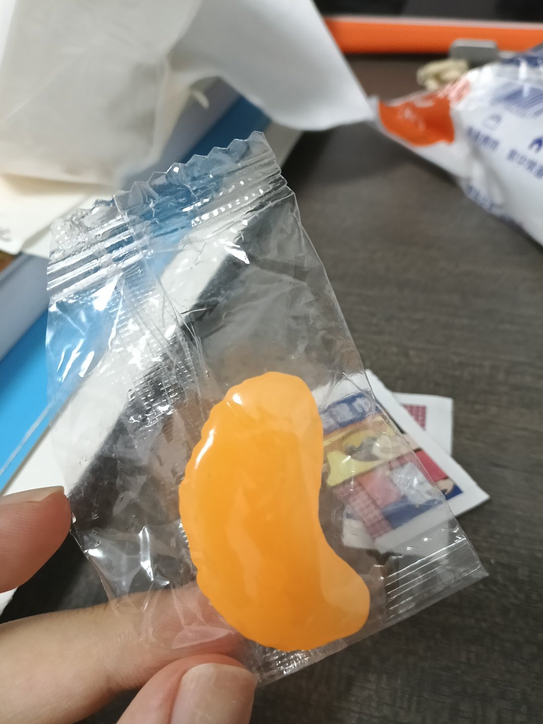 以为是真的。。还咬了一口感谢馈赠