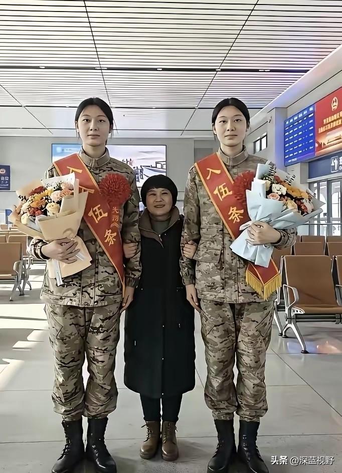 谁说女儿不如男？
看这个满脸幸福的母亲，
养了这么优秀的双胞胎女儿，
内心该有多