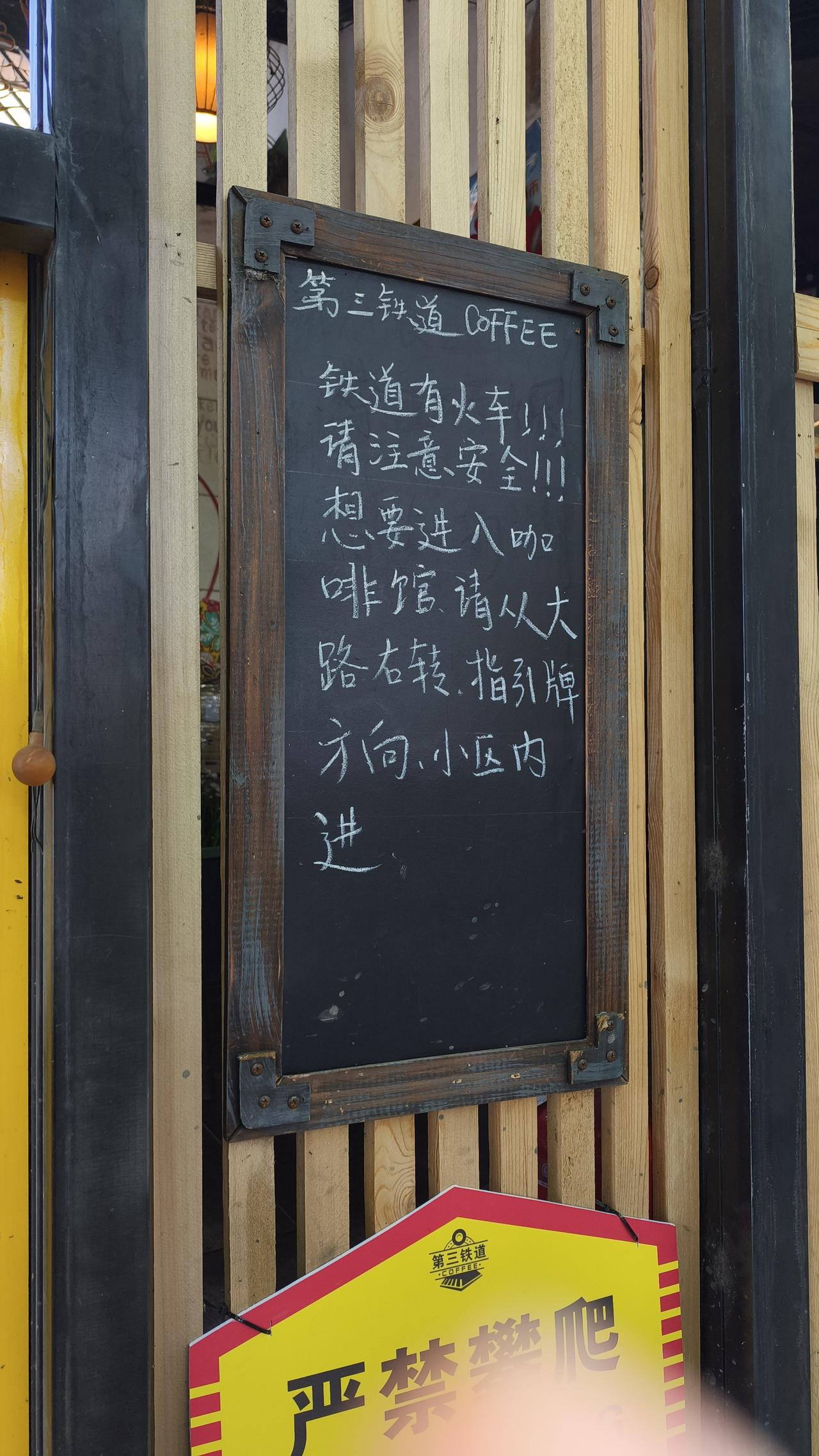 熟人局就特别舒服，不用装，能尽情吐槽生活、聊心事。人情局能维系关系，把尴尬的事聊