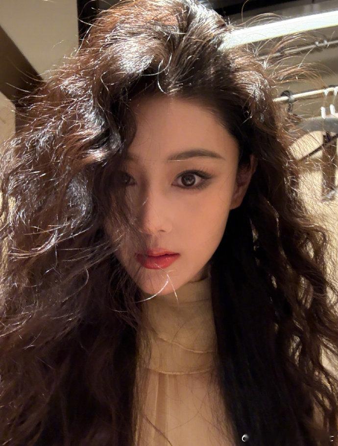 张馨予今天好像是很重要的日子 张馨予今天是很重要的日子张馨予今日周身洋溢着快乐，