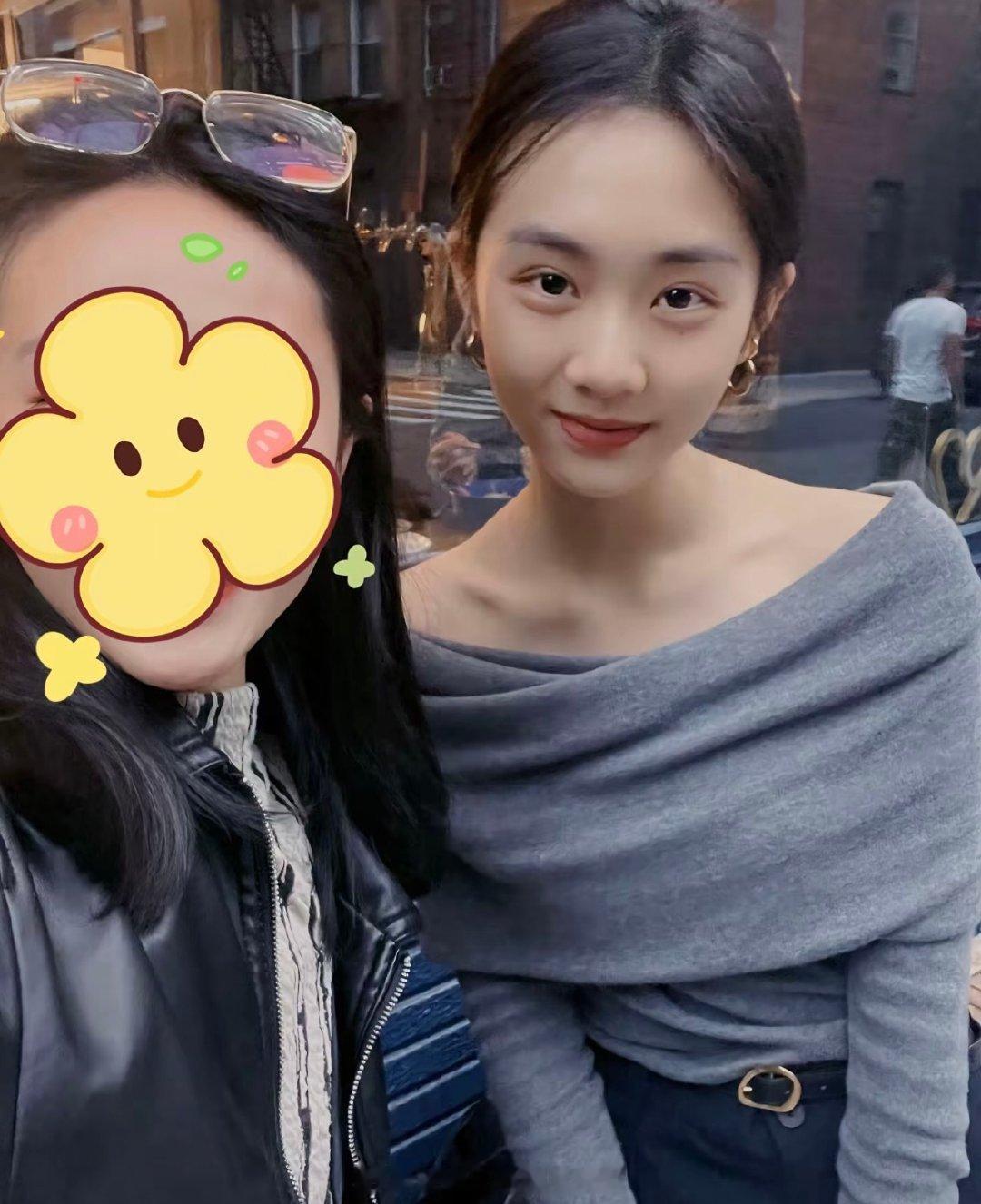 黄多多06年出生今年20，虽然成年了但是大家看她长大，习惯性把她当小孩。邓为95