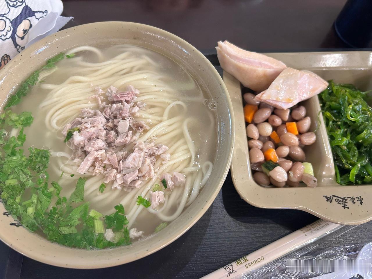 今天逛完美术馆就和同事去了万象城，同事问我想吃啥？我属于一天不吃也不饿的主，只好