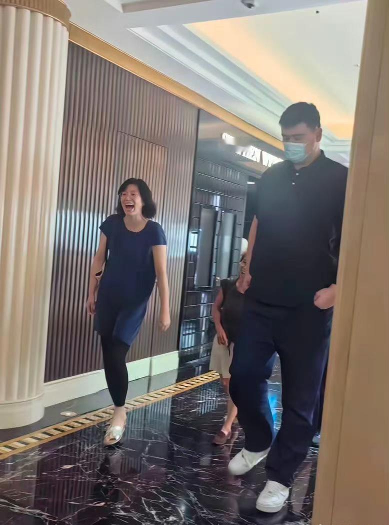 真的被姚明夫妻俩的身高反差给惊到了。

前段时间姚明和家人现身上海半岛酒店，他和