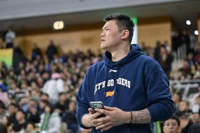 据国内知名媒体人球圈赵探长爆料，昨天广东宏远俱乐部总经理朱芳雨卸任管理层职务，并