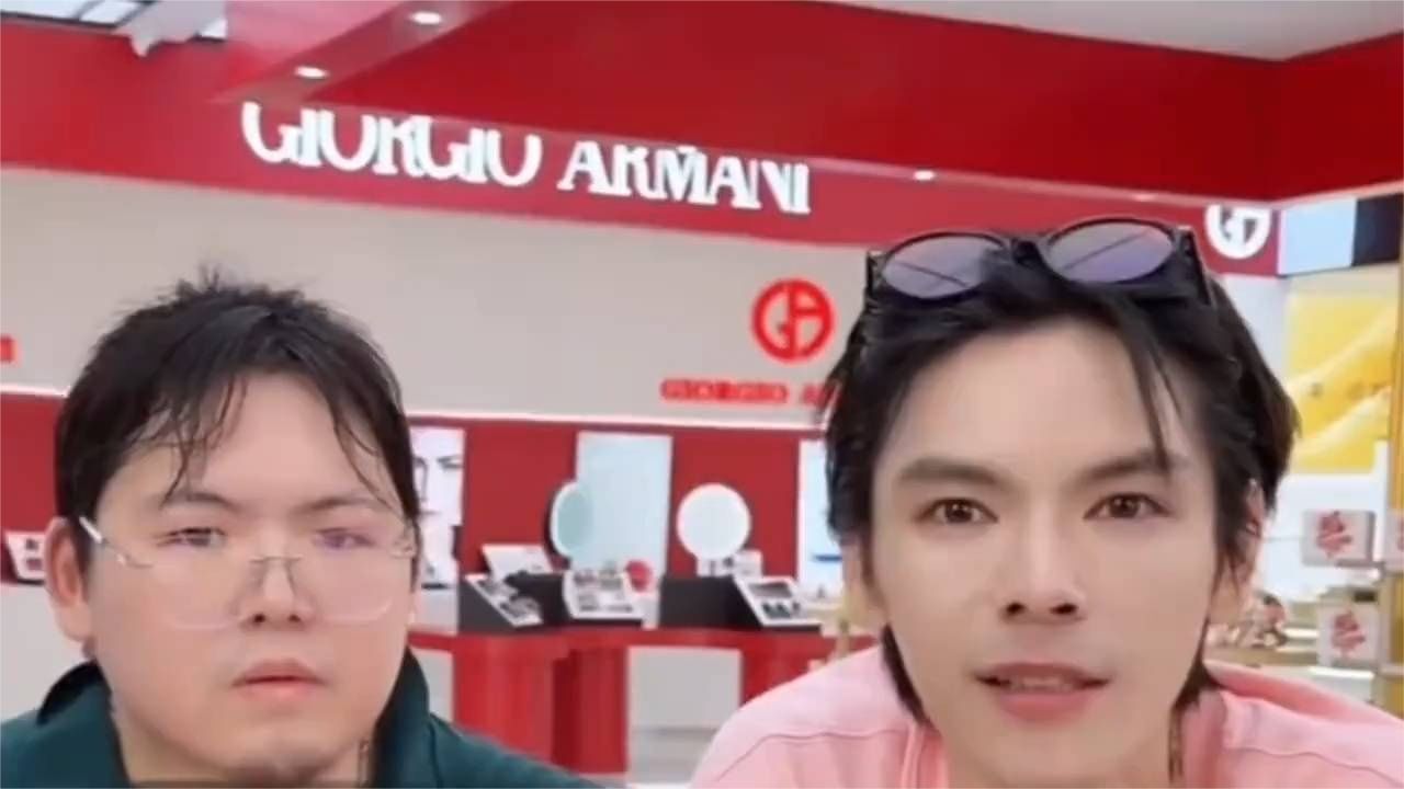 僵持多年母子破冰！向佐带向佑首同台直播，向太刷礼登顶榜一