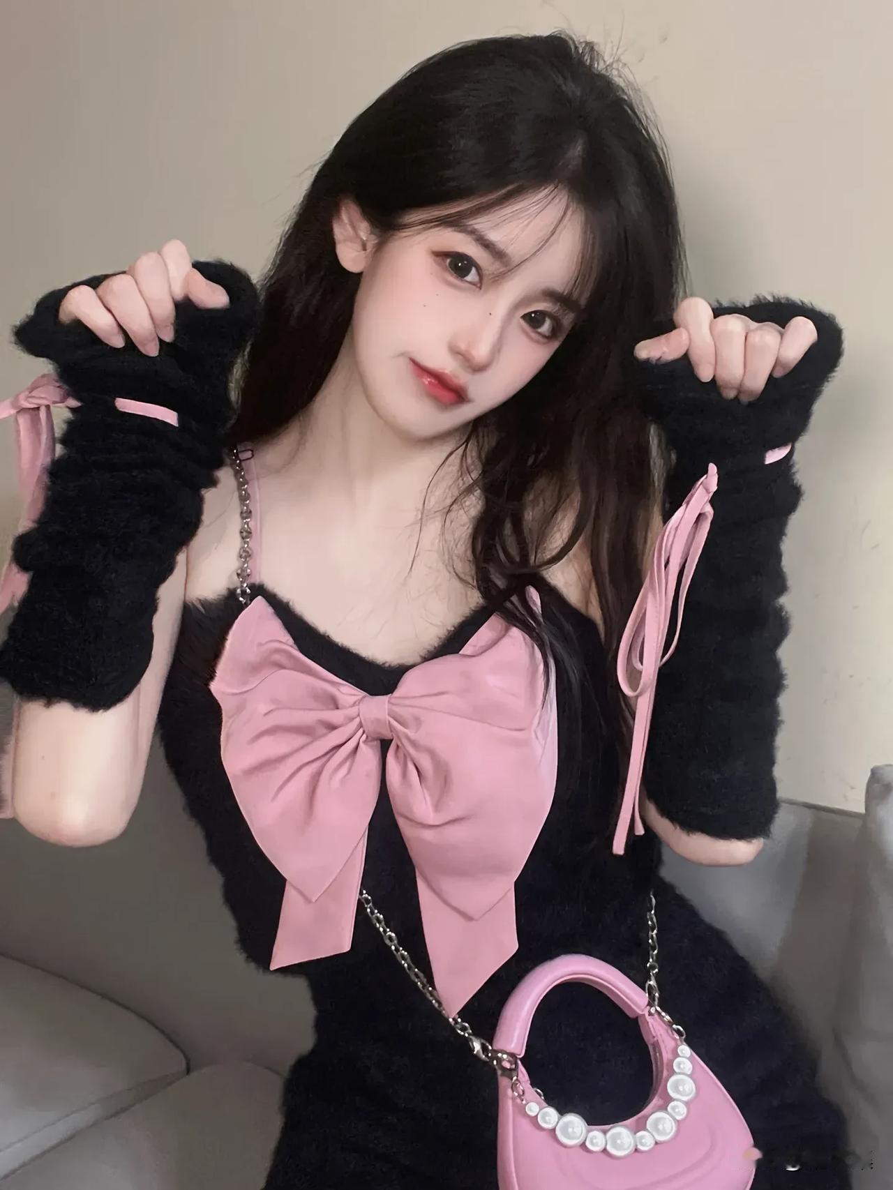 甜美少女风穿搭，粉色蝴蝶结连衣裙搭配黑色毛绒手套，可爱又时尚！💖👗🧤