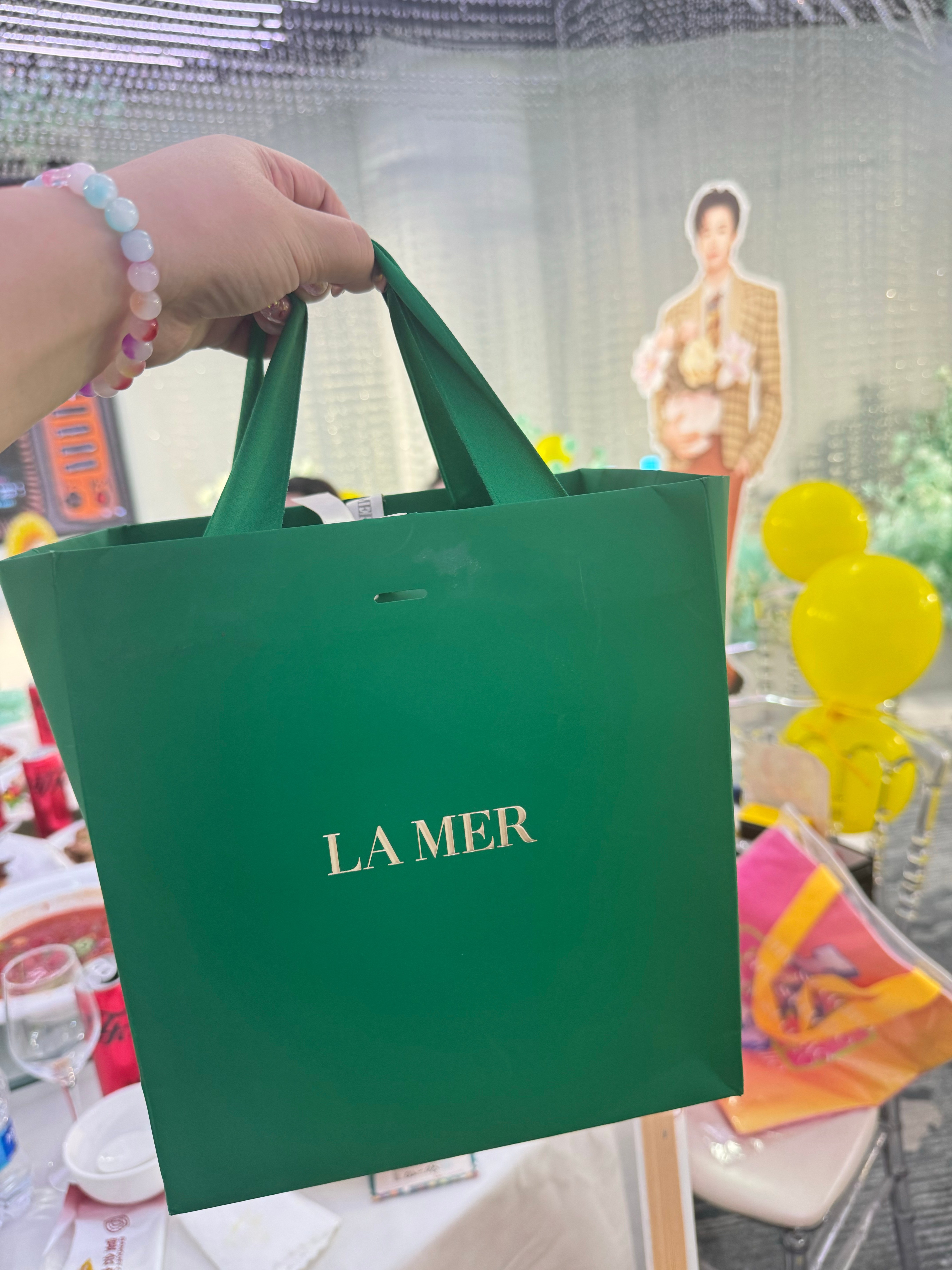 没中签名照，中了一套护肤品，10斤广西芒果，和一些小周边