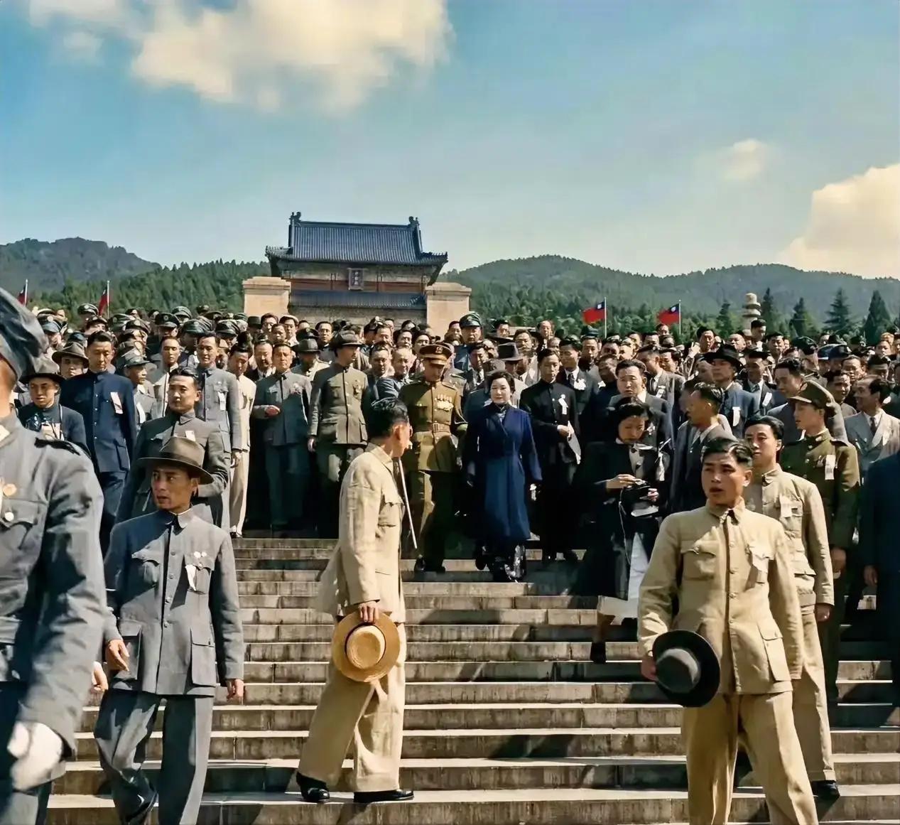 这是抗战胜利后，国民政府还都南京，蒋介石去瞻仰孙中山陵了，不仅如此，蒋介石专程到
