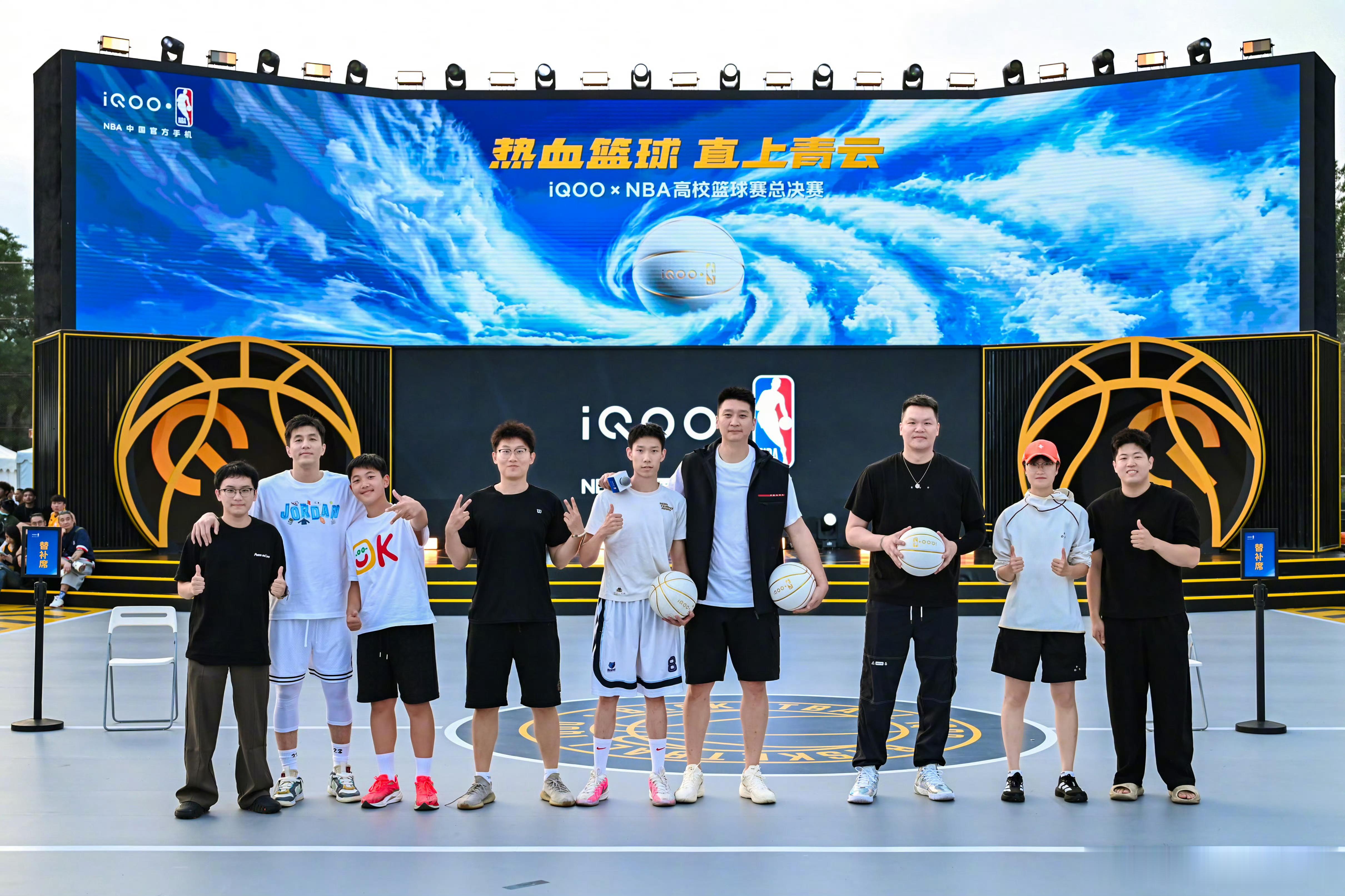 没想到大学生是孙悦孙悦一身朴素穿搭低调现身iQOOxNBA高校篮球赛，全场观众近