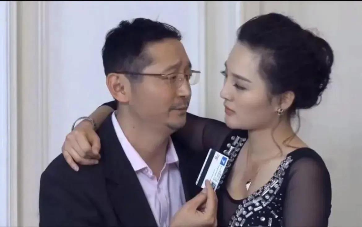 嫣然起身去洗澡，男友坏笑的看着她，突然，嫣然手机响起来，小伟大喊：“嫣然，你的手