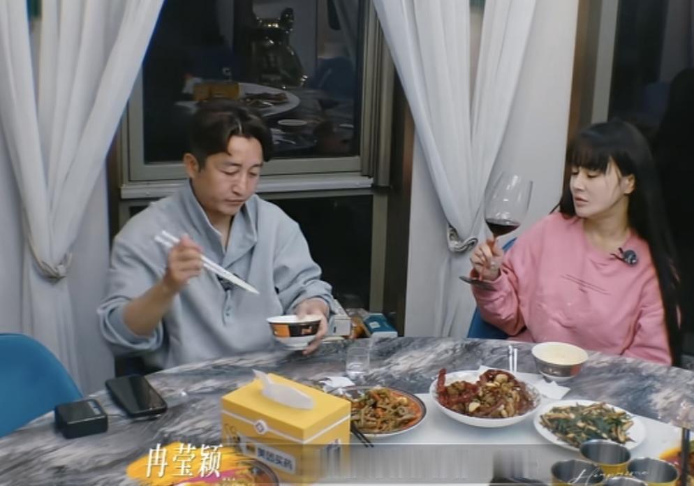 冉莹颖问邹市明是不是接受不了她说话的方式，邹市明拒绝沟通，沉默不说话。
冉莹颖：