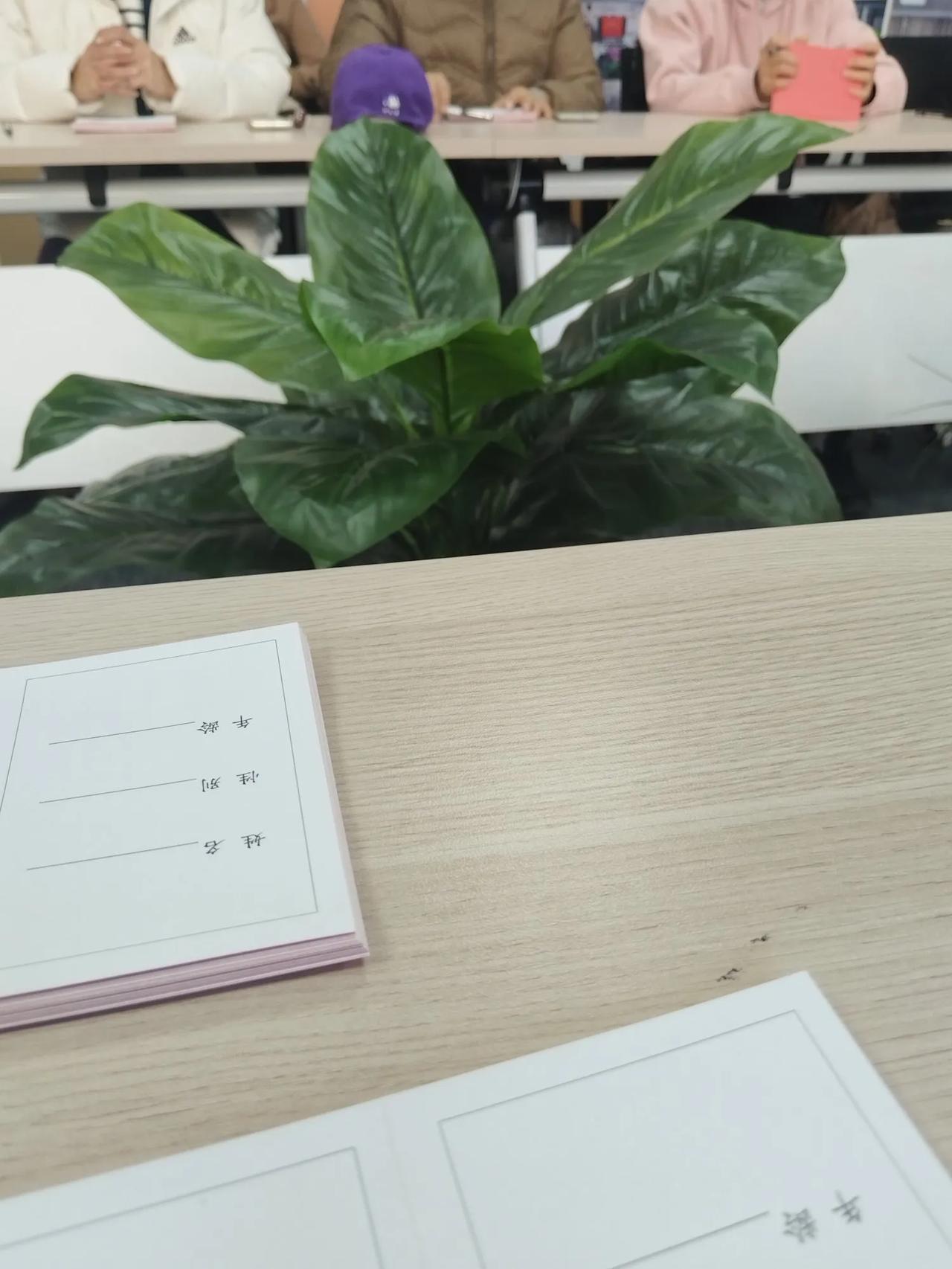 开一上午的会啥也没干，又快中午了快到吃饭点。

年底了各种事事大会小会鸡毛蒜皮，