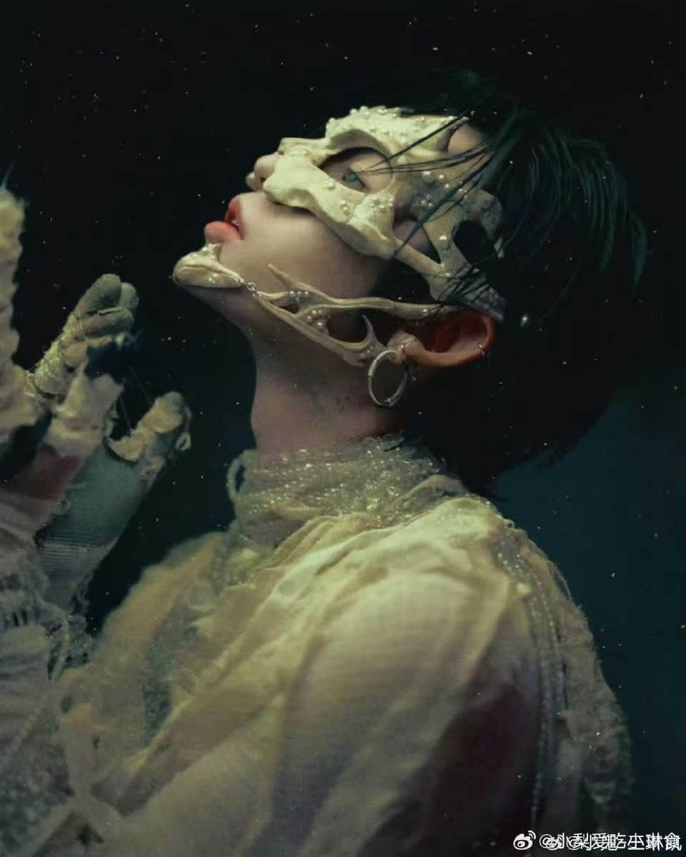 小鬼出道八周年直播 八年风雨兼程，从脏辫少年到成熟唱作人。小鬼王琳凯在直播里切着