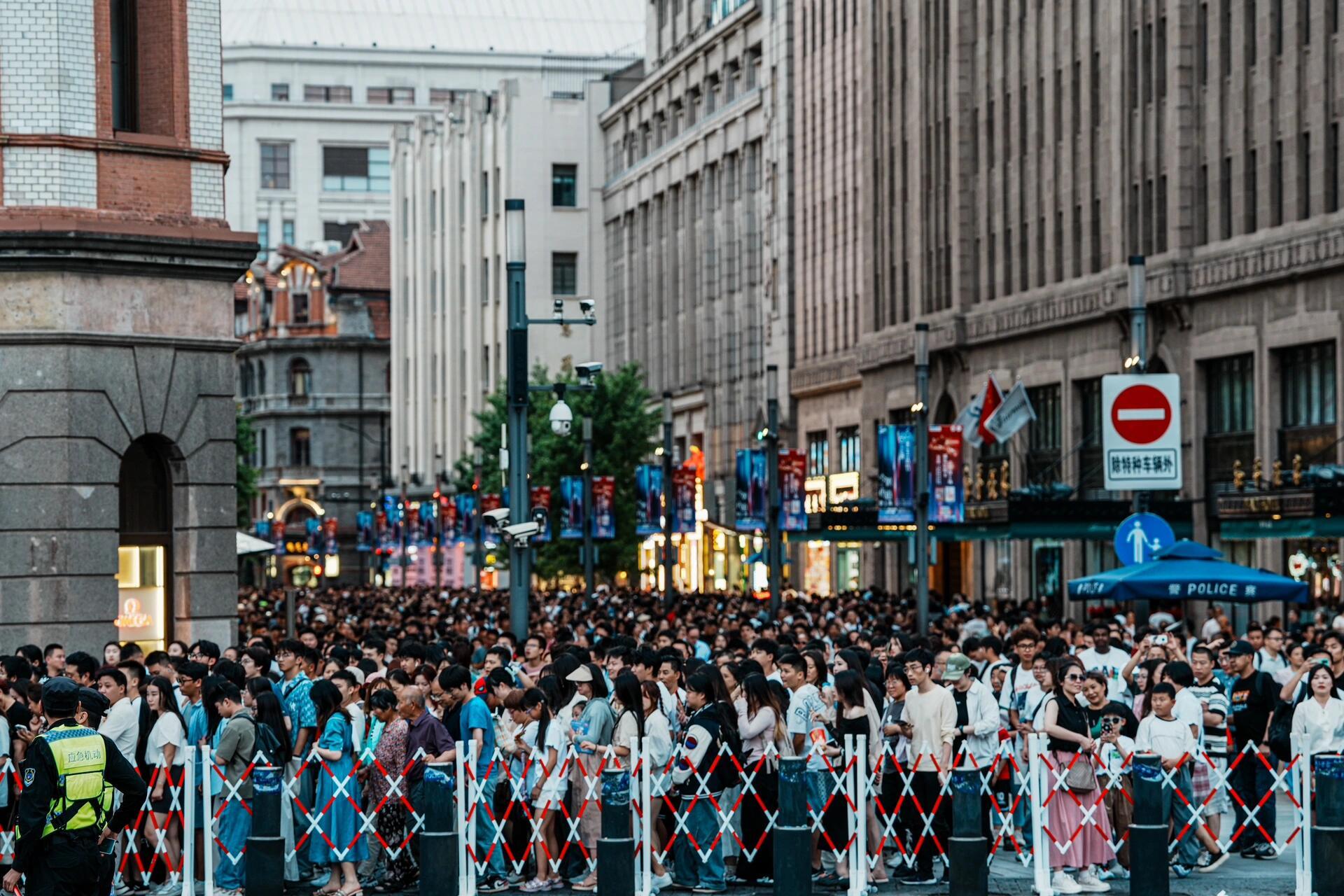 【成长记】闲不住的我老公和我女儿决定晚上去人广感受一下节日气氛[黑线]这两人真的