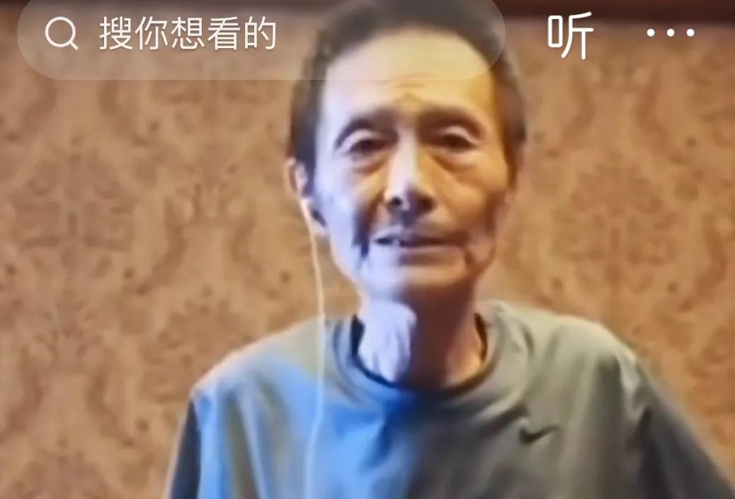 秦望东眼中的刀郎，是一个充满传奇色彩的草根歌手。他的成功不仅源于天赋，更在于他不