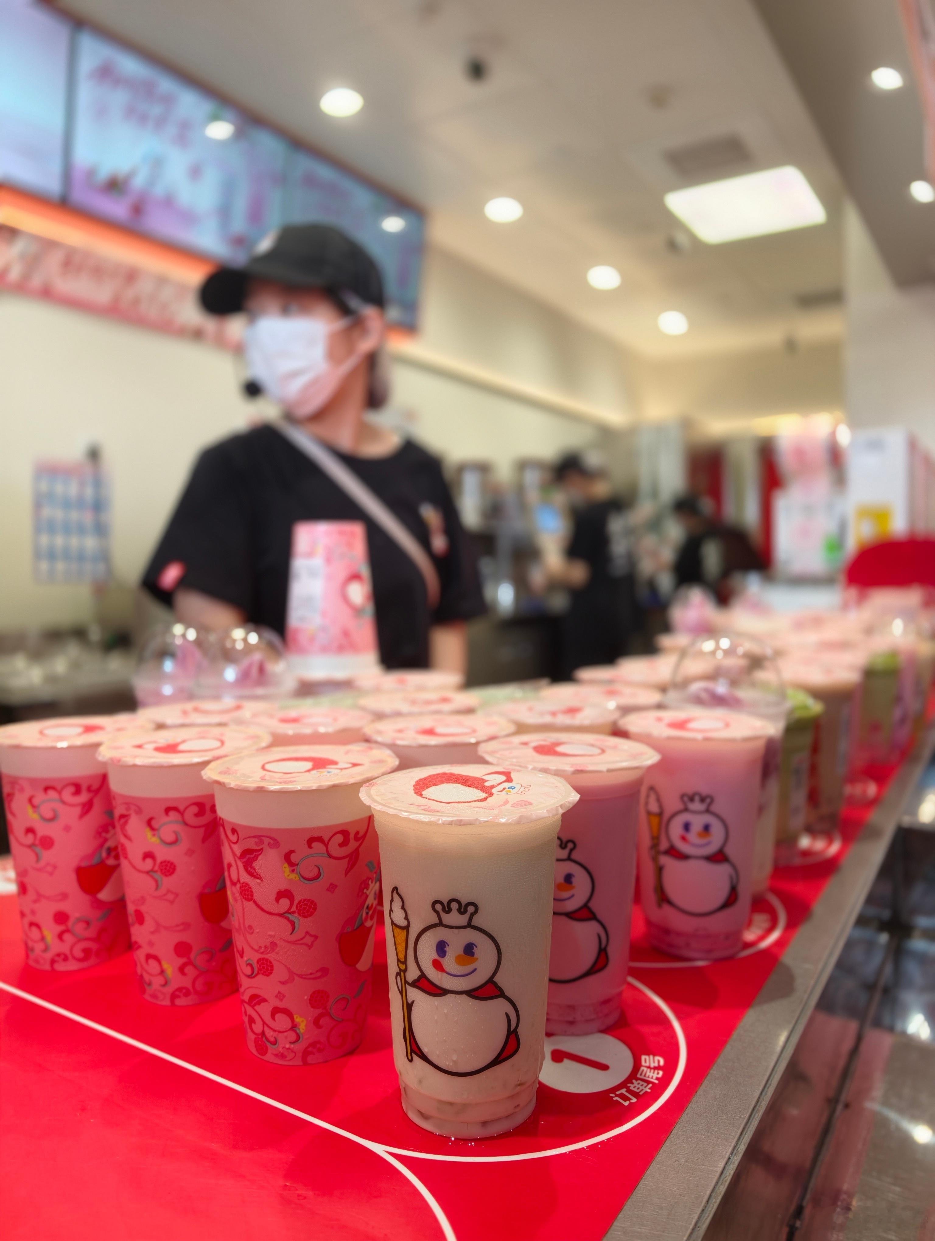 昨天郑州，去了蜜雪冰城的总部旗舰店。二楼文创区域排队至少一个小时，就放弃了。一楼