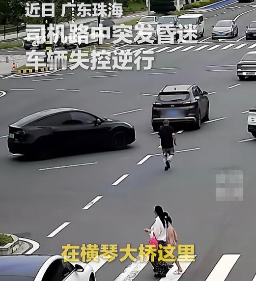 “车咋还自己瞎溜达？”7月25日广东。司机晕厥，SUV自己逆行溜达。路人追着车拍