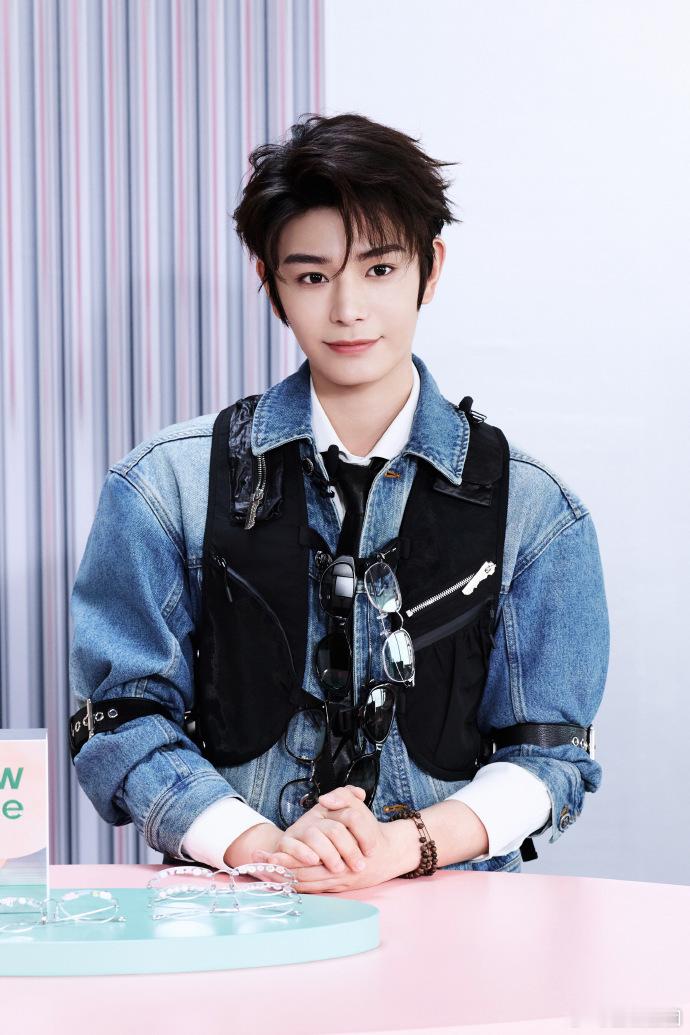 丁禹兮自在有型  丁禹兮活动造型出图丁禹兮活动造型公开，眼镜造型增添斯文气场，整