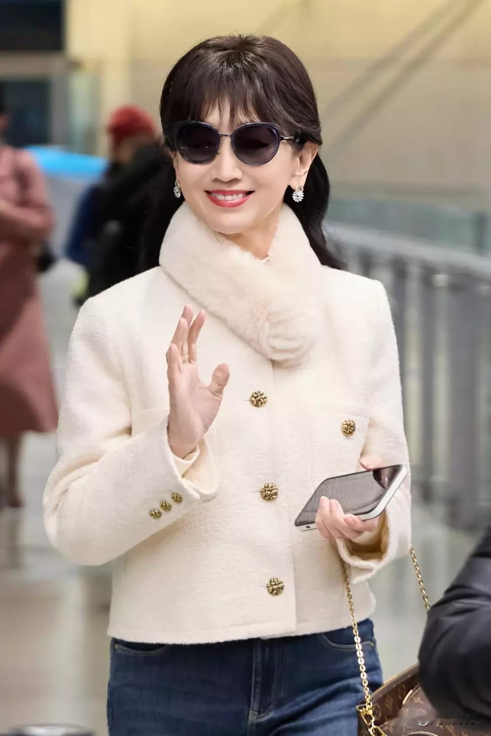 72岁赵雅芝机场杀疯了！粉丝：这状态比我20岁闺蜜还能打
 
你们知道吗！72岁