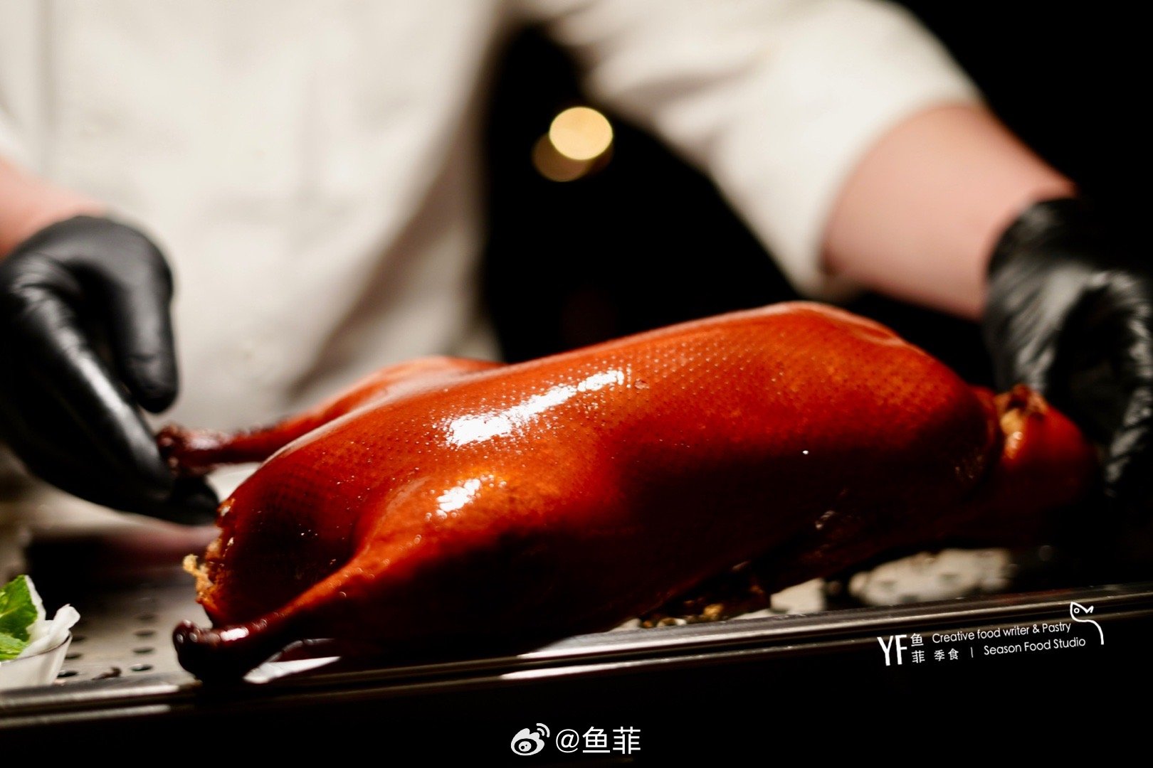 这家是传统九厨的升级版，依旧淮扬风，整个空间以东方底蕴为主，糅合锦泰红、碧水青、