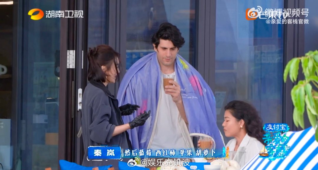 王鹤棣喝秦岚榨的果汁脖子抻二里地亲爱的客栈谁喝谁知道的果汁！王鹤棣喝完表情失控脖