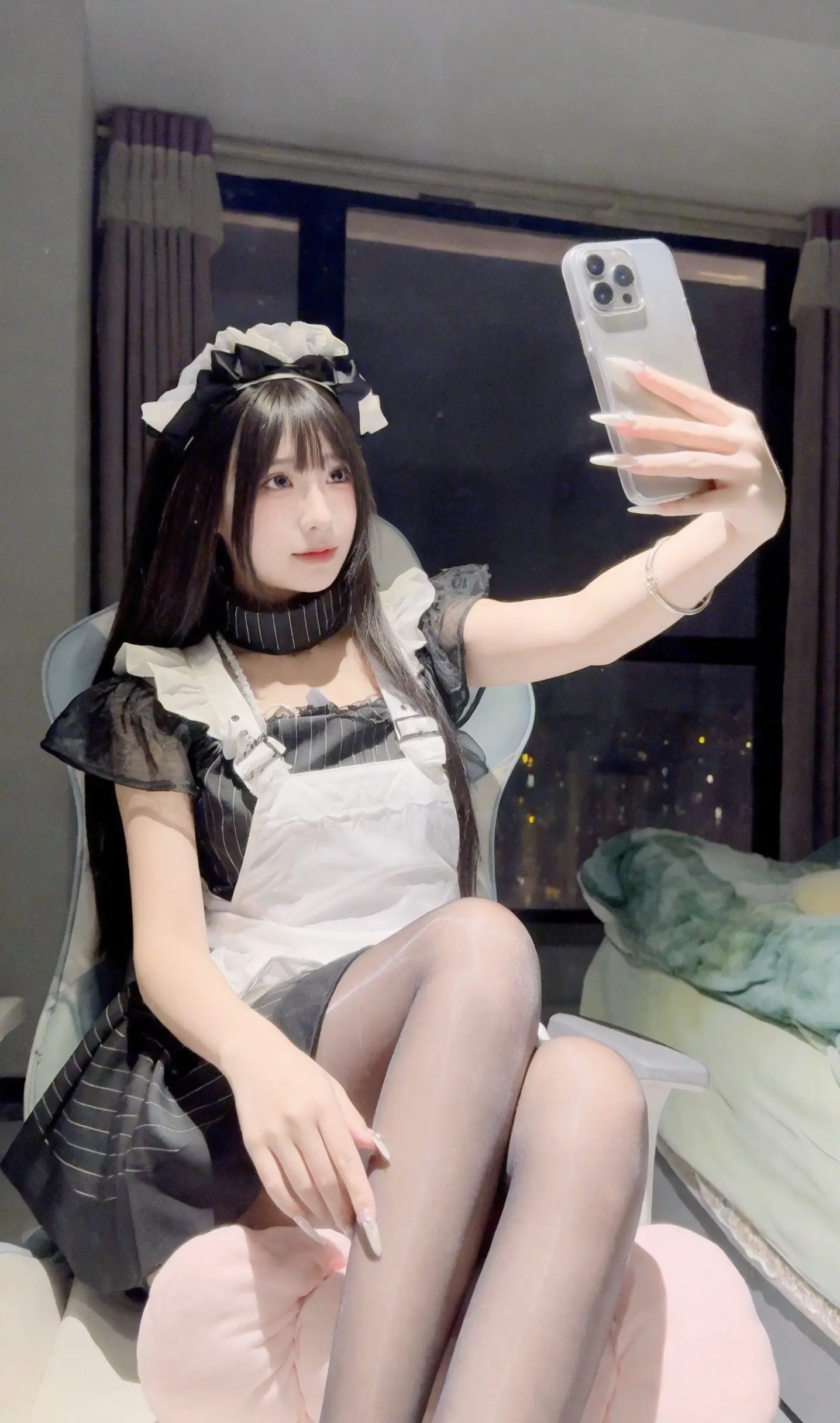 深夜的温柔自拍，是独属于自己的小浪漫，可可爱爱没有烦恼，女仆装加持，把...